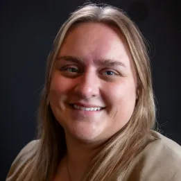 Female photo with medium length blonde hair